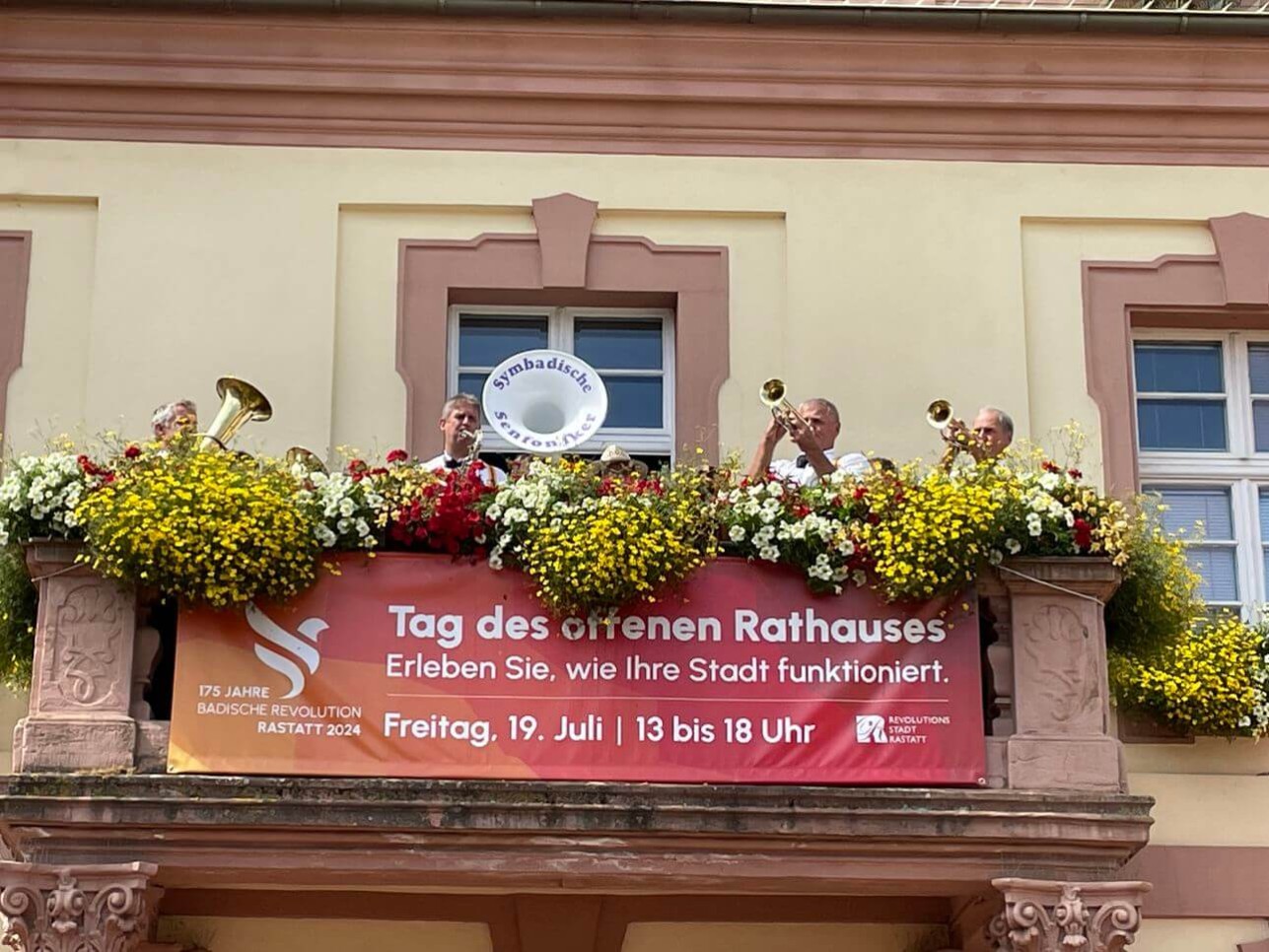 Banner "Tag des offenen Rathauses" auf dem Balkon des Rathauses